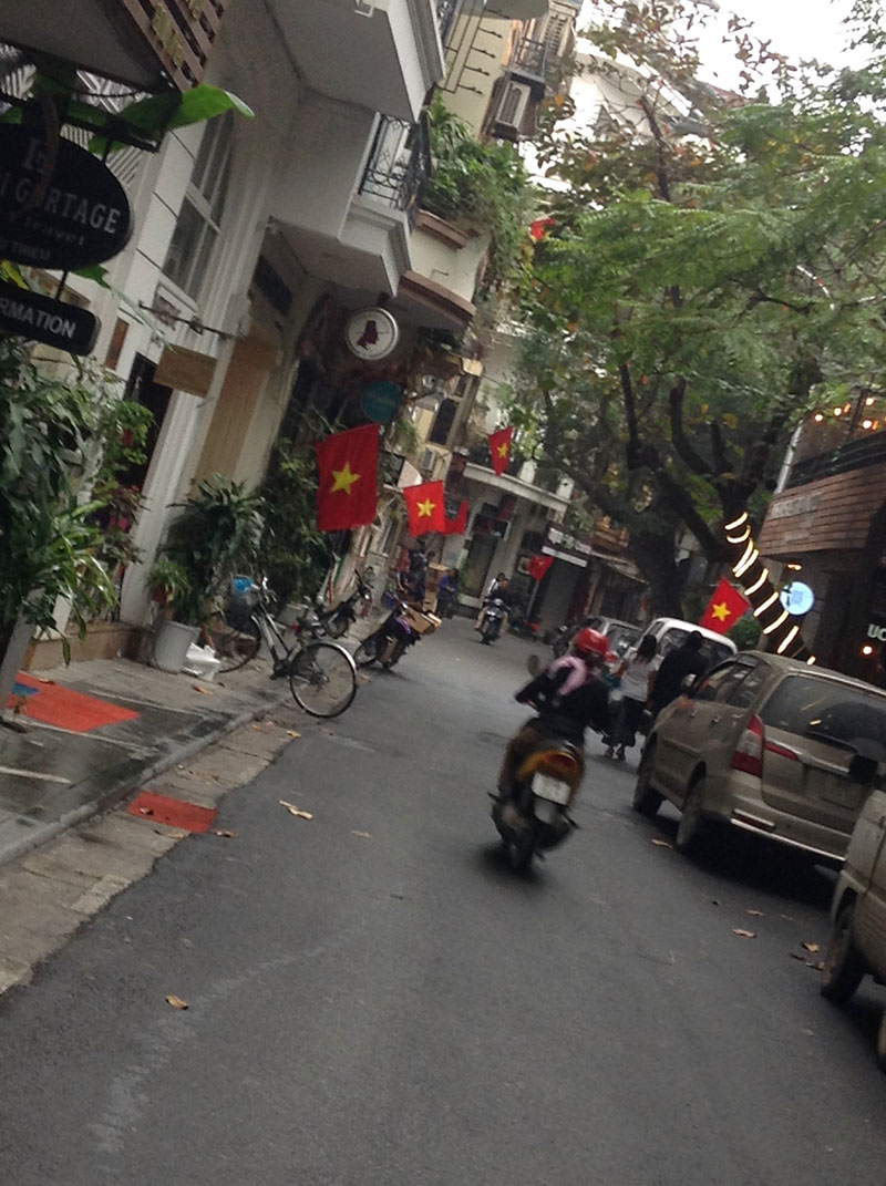 hanoi_alley_scooter&amp;flags